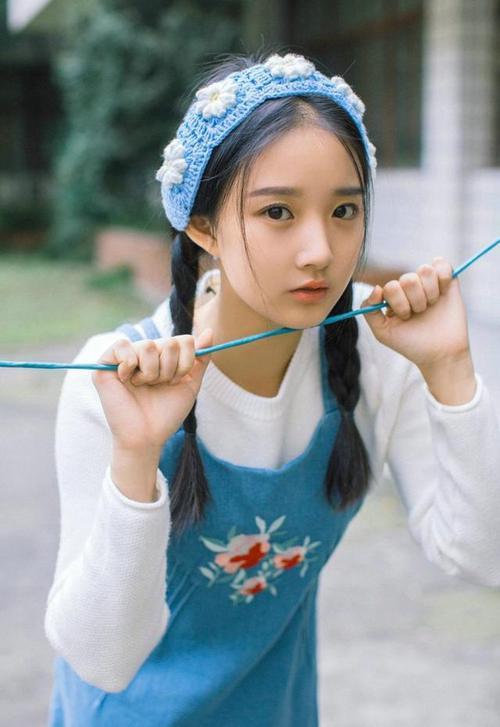 世界青少年水上冲浪比赛在青岛激烈开赛，水上冲浪项目