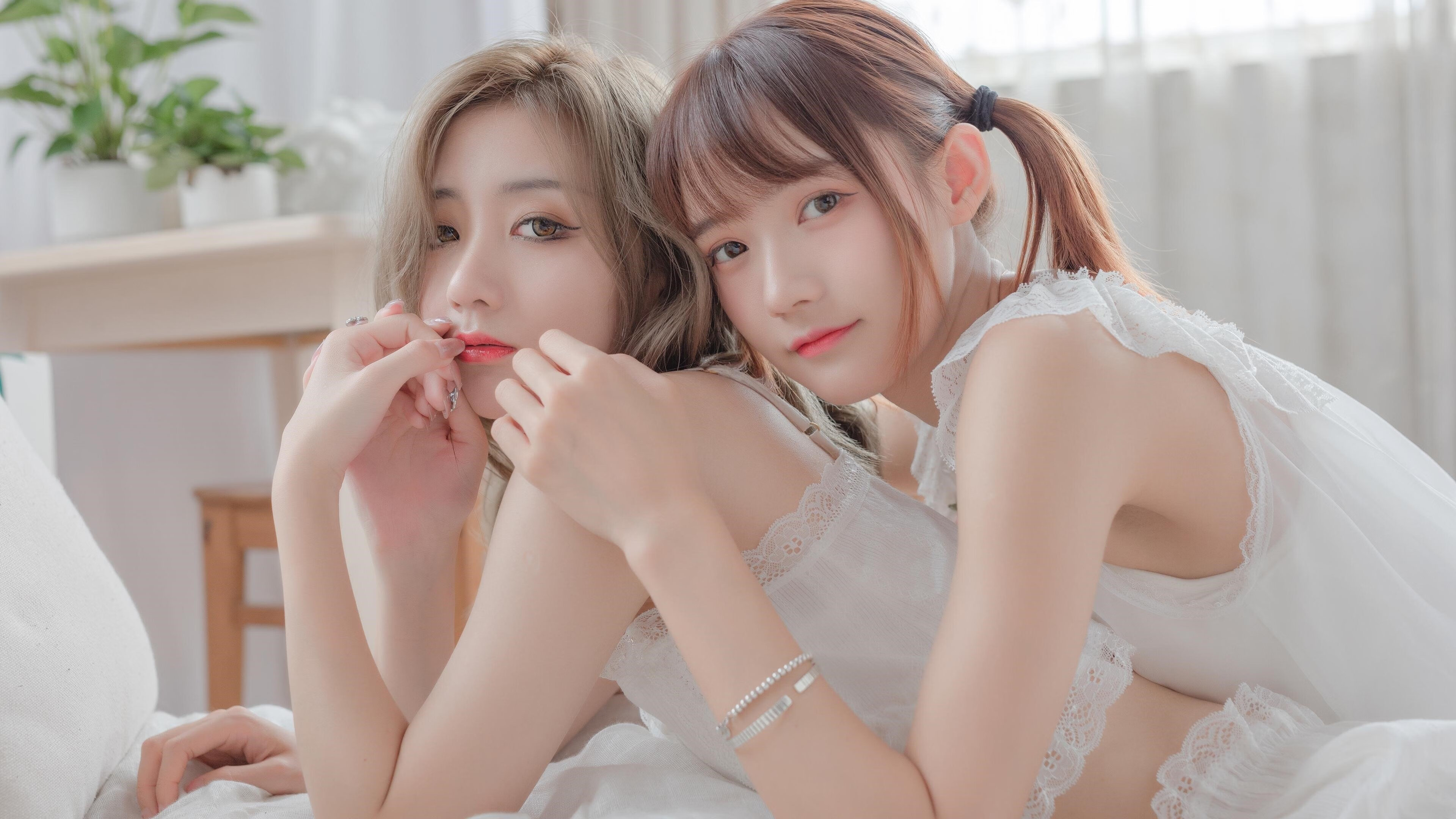 中国女篮赛后团建增强凝聚力，中国女篮集体照片