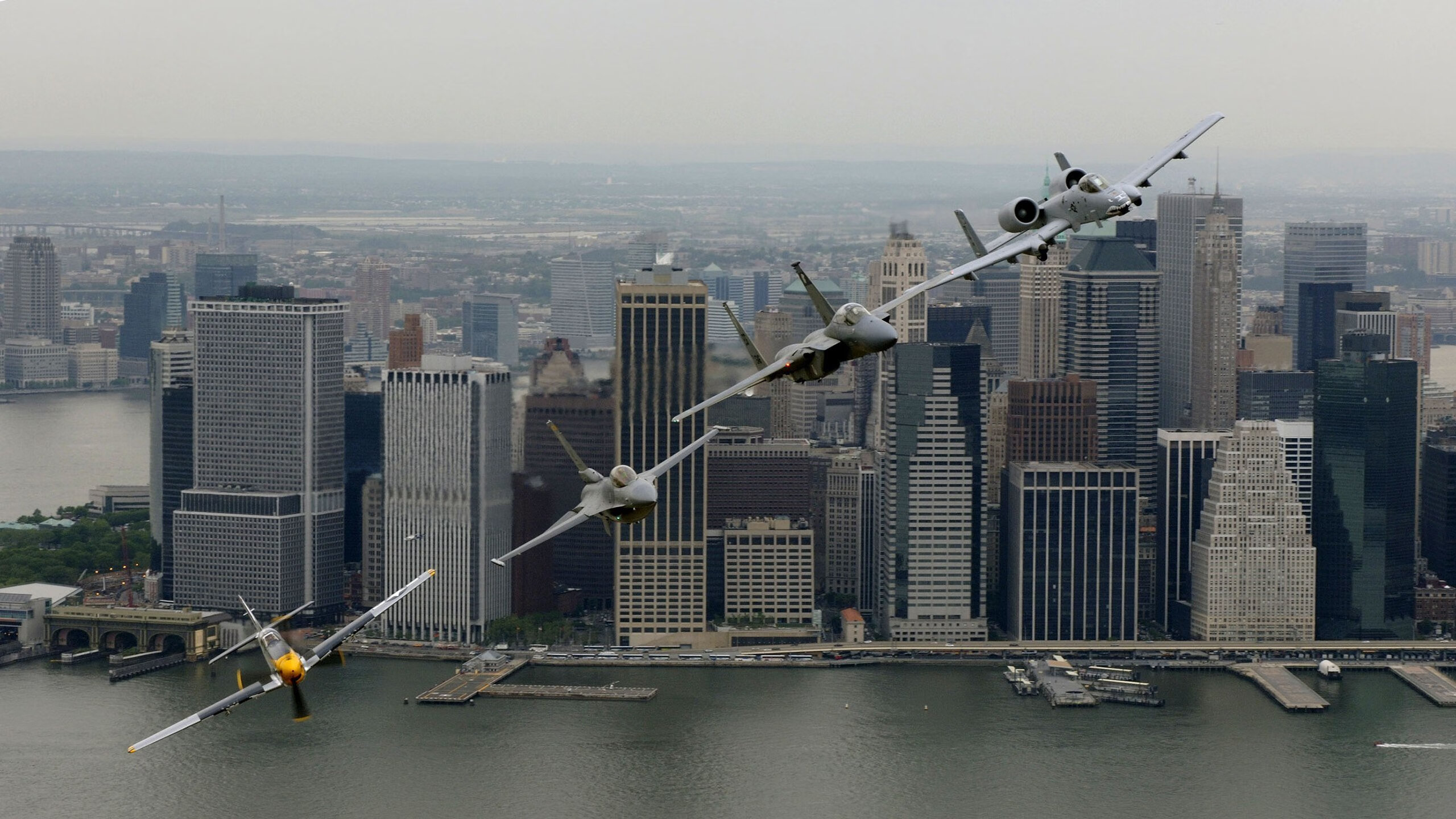 李娜新书签售现场火爆签名不断，李娜的连笔签名