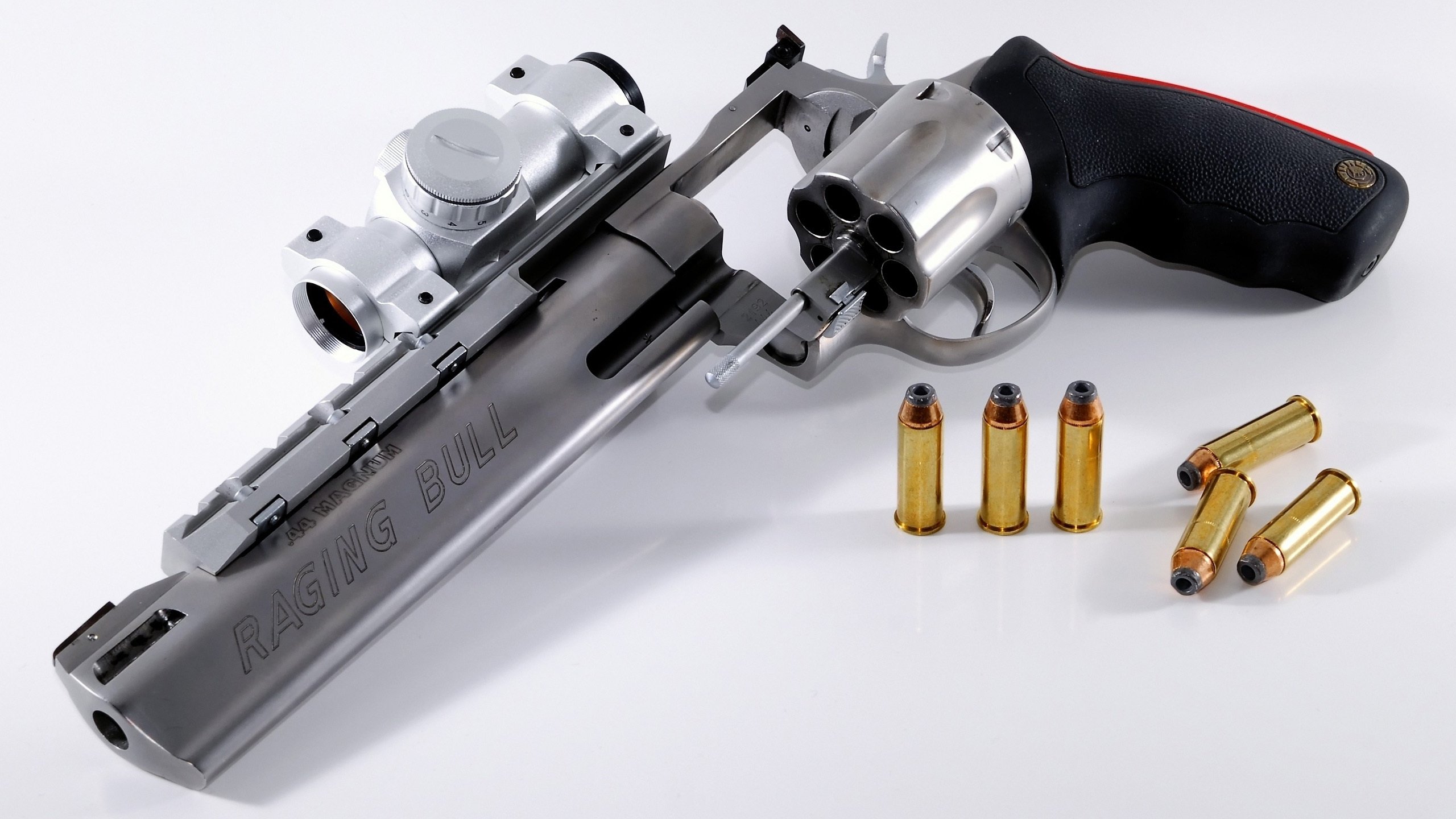 裁判引入AI辅助判罚试点，争议判罚逐步减少，辅助裁判员